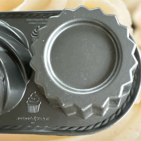 Williams Sonoma NORDIC WARE Cute Cupcake Cake Pan 3D Large Oversized 6 Cups Rare - Picture 2 of 10